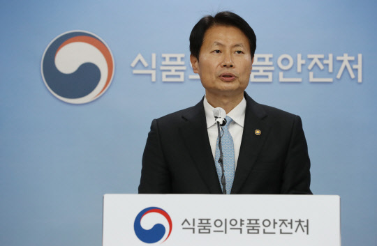 김강립 식품의약품안전처장이 10일 오후 충북 청주시 식약처 회의실에서 아스트라제네카 코로나19 백신을 허가 한다는 내용의 브리핑을 하고 있다.  연합뉴스